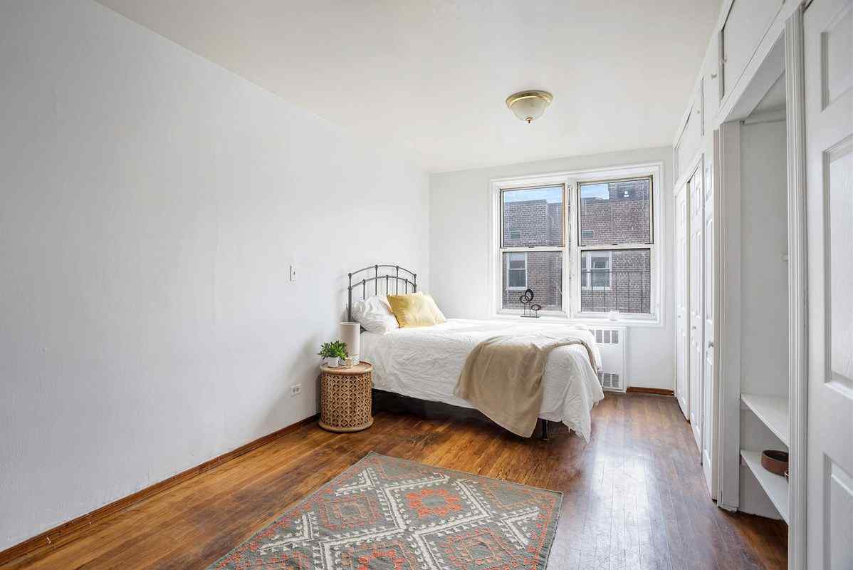 Самые дешевые квартиры марта. Манхэттен, Нью-Йорк.